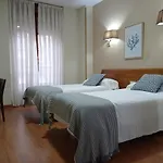 Robles Hotel *