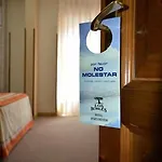 Hotel Robles *