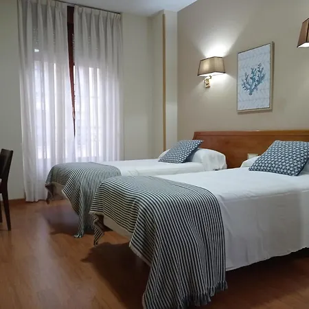 Robles Hotel *