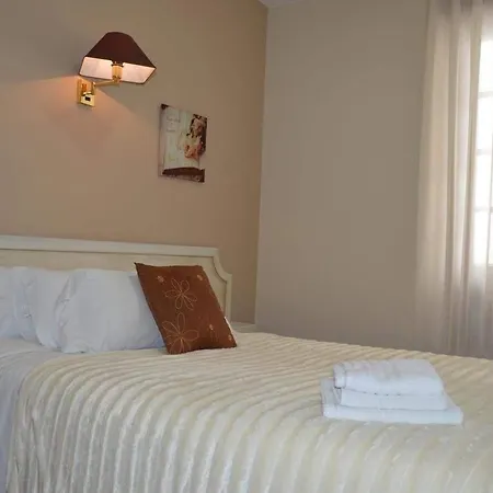 Robles Hotel *