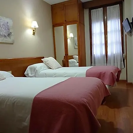 Robles Hotel *