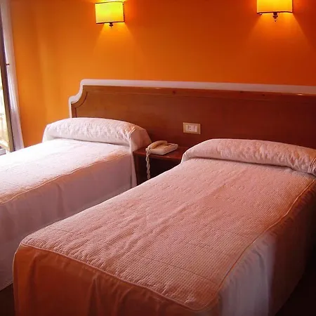 Hotel Robles *
